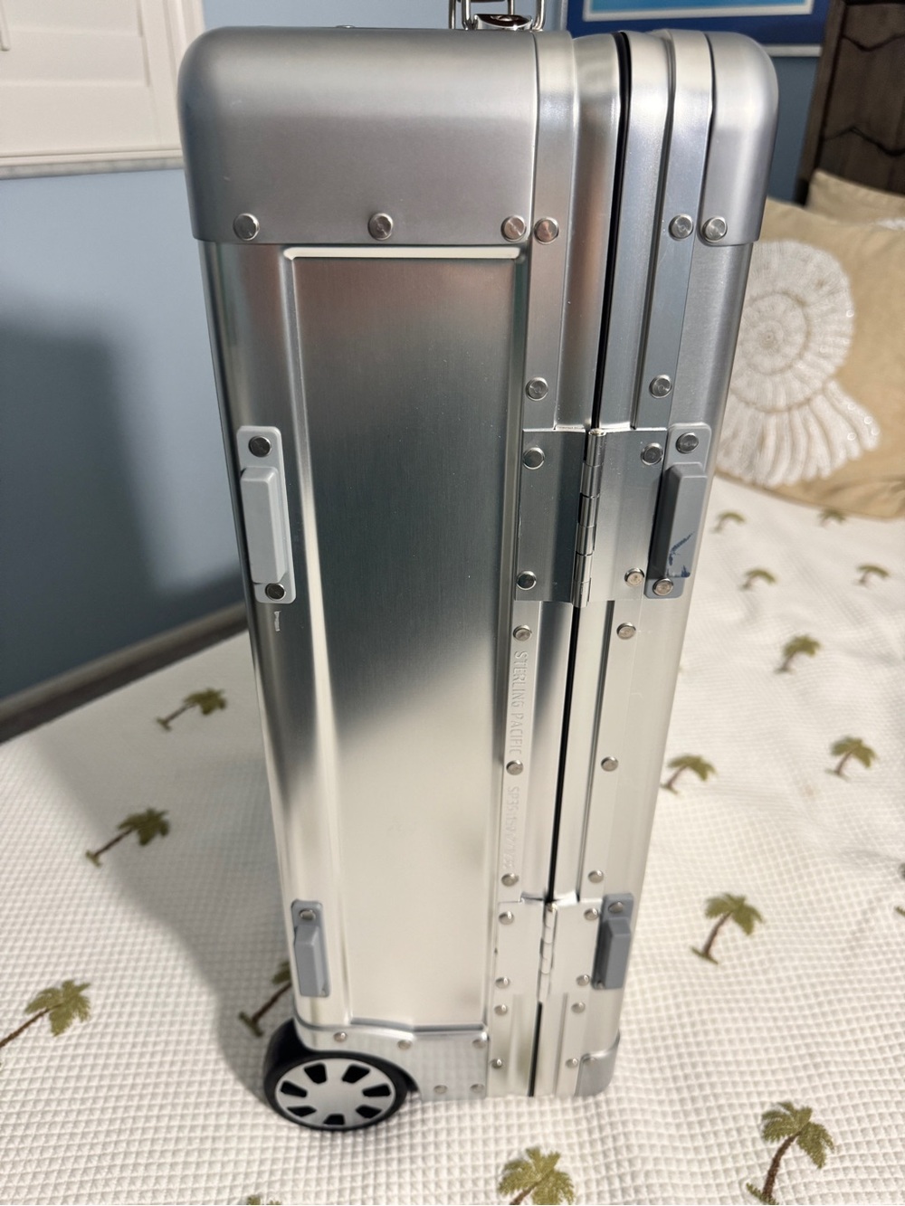 Sterling Pacific Aluminum Suitcase - Picture 3 of 6
